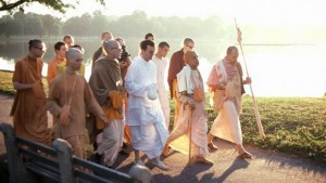 Srila-Prabhupada-on-Morning-Walk-with-Devotees-By-Lake-620x350